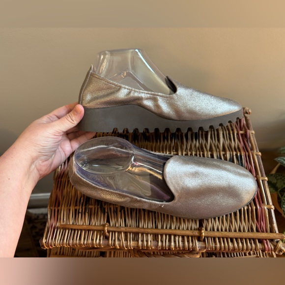 Aetrex Shoes - Aetrex Size 8.5/Euro 39 Silver Liz Leather Shoes